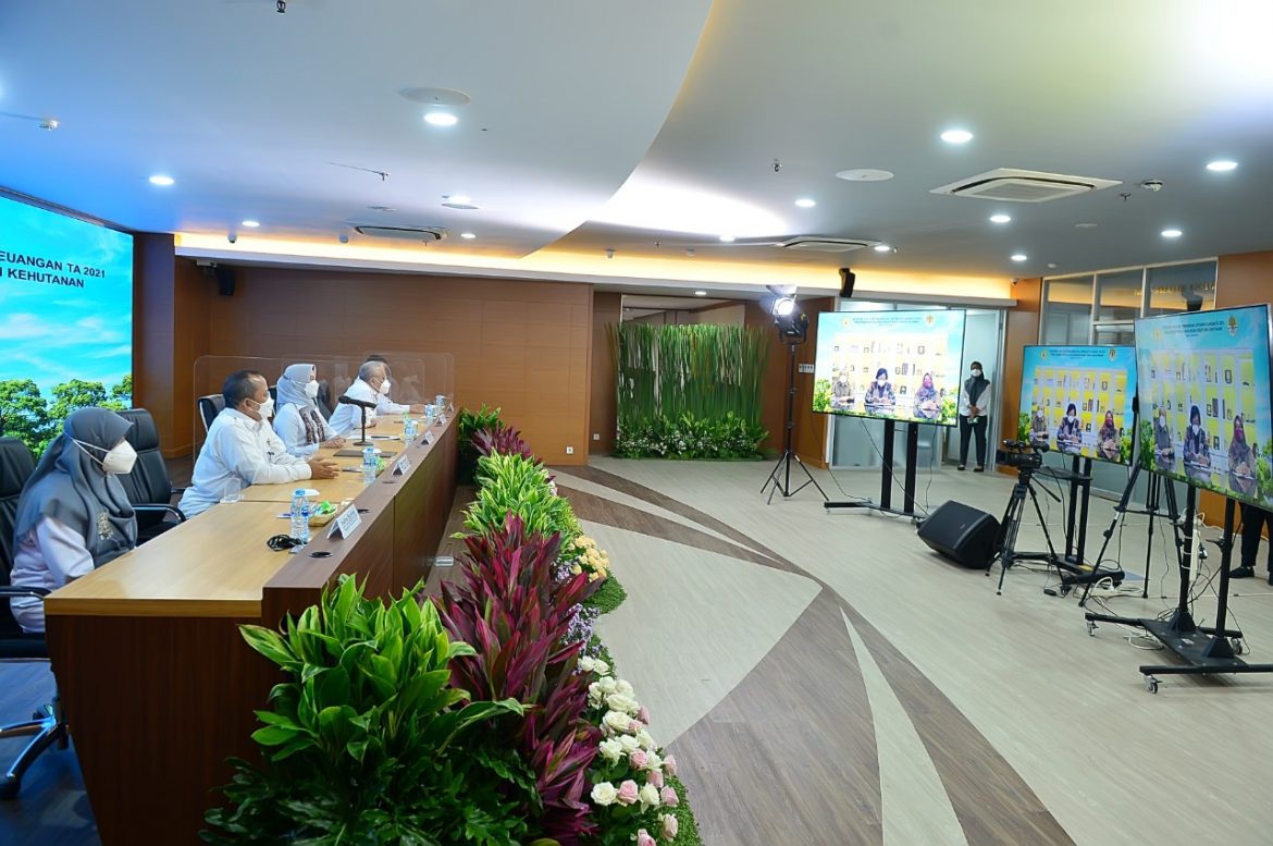 Anggota IV/Pimpinan Pemeriksaan Keuangan Negara IV BPK Isma Yatun menyebutkan bahwa penyelesaian tindak lanjut rekomendasi hasil pemeriksaan (TLRHP) merupakan salah satu faktor yang menjadi pertimbangan dalam penentuan opini laporan keuangan, baik dalam proses perencanaan, pelaksanaan, maupun pelaporan. Hal ini ditegaskan dalam kegiatan Entry Meeting atas Pemeriksaan Laporan Keuangan TA 2021 pada Kementerian Lingkungan Hidup dan Kehutanan (KLHK), Senin (17/1). Kegiatan ini turut diikuti Menteri LHK Siti Nurbaya Bakar.
